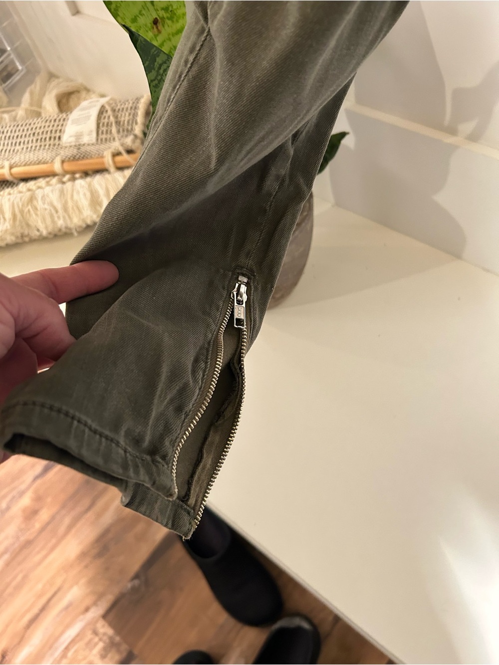 Guess Vintage Olive Green Cargo Skinny Pants with Zipper Details Rare - Picture 5 of 8
